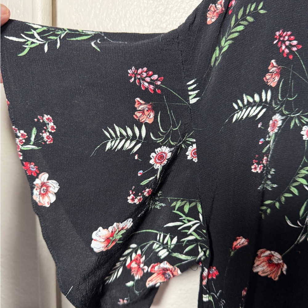 F&F Black Floral Flutter Sleeve Blouse Size US 6 / UK 10 Lightweight - Picture 4 of 7